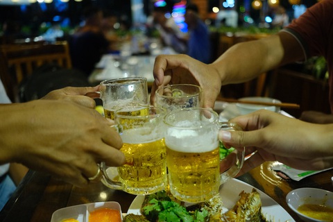 Ly bia vui vẻ- Ảnh 1. Ngừng đúng lúc, uống đúng chỗ để những ly bia thật sự mang đến sự vui vẻ - hào hứng - Ảnh: T.L