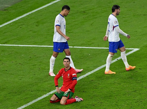 Pháp loại Bồ Đào Nha và Ronaldo khỏi Euro 2024- Ảnh 1. Sự thất vọng của Ronaldo sau khi bỏ lỡ cơ hội ghi bàn cho tuyển Bồ Đào Nha - Ảnh: REUTERS