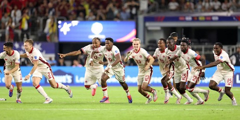 Đánh bại Venezuela ở loạt sút luân lưu, Canada gặp Argentina ở bán kết Copa America 2024- Ảnh 1. Tuyển Canada ăn mừng chiến thắng trước Venezuela ở loạt sút luân lưu - Ảnh: AP