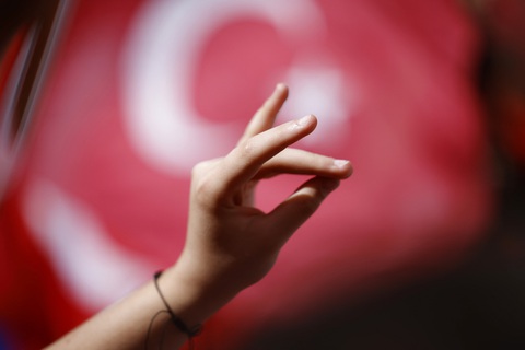 Cổ động viên Thổ Nhĩ Kỳ diễu hành chào kiểu 'sói xám' khiêu khích UEFA- Ảnh 3. Ông Erdoğan cũng lên tiếng bảo vệ Demiral và cho rằng cử chỉ của anh chỉ đơn thuần là thể hiện bản sắc dân tộc - Ảnh: REUTERS