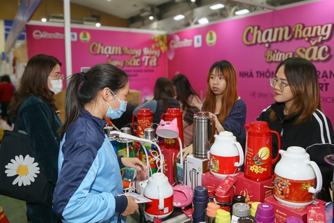 Công nhân mua hàng giám giá tại chợ Tết Công đoàn 2024 tại Hà Nội - Ảnh: HÀ QUÂN Công nhân mua hàng giảm giá tại chợ Tết Công đoàn 2024 ở Hà Nội - Ảnh: HÀ QUÂN