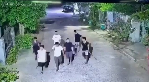 Học viên trường dạy lái xe hỗn chiến thanh niên địa phương giữa đêm, 1 người tử vong- Ảnh 1. Nhóm thanh niên mang vũ khí đuổi đánh một nhóm khác trong đêm được camera người dân ghi lại - Ảnh cắt từ clip