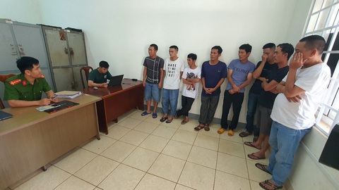 Những người tham gia đường dây cá độ bóng đá ở Buôn Ma Thuột bị triệu tập - Ảnh: S.Đ. Những người tham gia đường dây cá độ bóng đá ở Buôn Ma Thuột bị triệu tập - Ảnh: S.Đ.