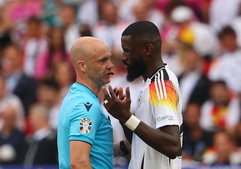 Báo chí châu Âu chỉ trích trọng tài Taylor sau khi chủ nhà Đức bị loại- Ảnh 2. Trọng tài Anthony Taylor đã bị chỉ trích dữ dội - Ảnh: Bild