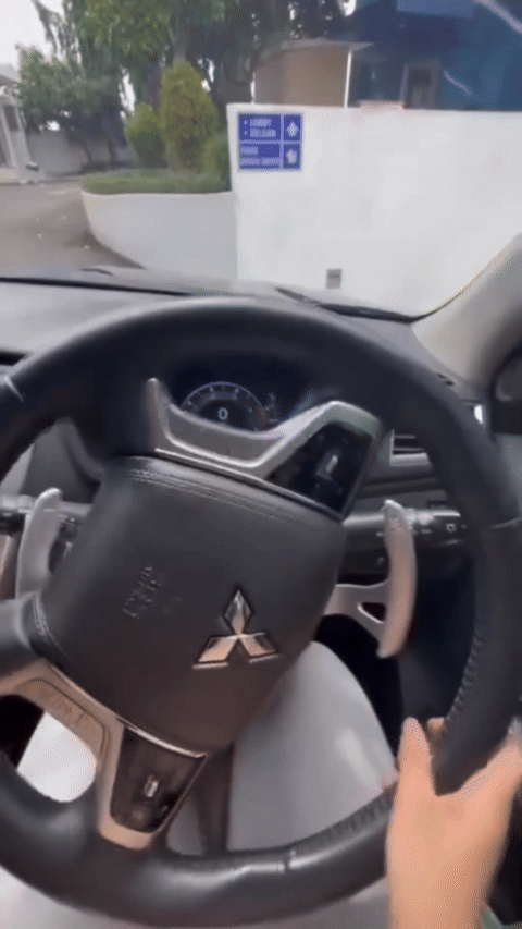 Chủ xe Pajero Sport: 'Xe lắc lư như muốn văng ra đường, hãng vẫn nói bình thường?'- Ảnh 1. Agatha chia sẻ cảnh chiếc Mitsubishi Pajero Sport của mình bất chợt rung lắc dữ dội - Ảnh cắt từ video, nguồn: AGATHA CLAUDIA