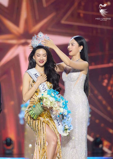 Năm ngoái, khi đăng quang Miss Universe Vietnam 2023, Bùi Quỳnh Hoa được nhận vương miện trị giá 2,1 tỷ đồng. Ban tổ chức Miss Universe Vietnam 2024 gây bất ngờ khi công bố giá trị của vương miện dành cho người chiến thắng năm nay, trong khi năm ngoái, khi đăng quang, Bùi Quỳnh Hoa được nhận vương miện trị giá 2,1 tỉ đồng.