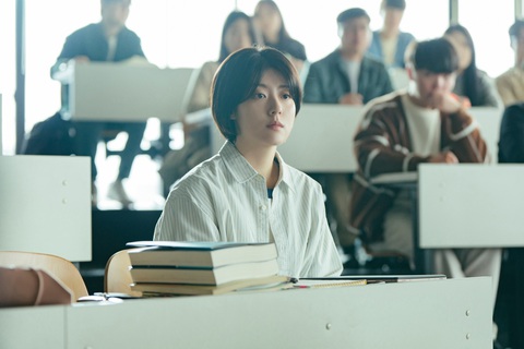 'Nữ thần không tuổi' Jang NaRa đối đầu cực căng với đàn em- Ảnh 3. Tân binh luật sư do Nam Ji Hyun thủ vai nhiệt huyết, tốt bụng và thiếu trải nghiệm.