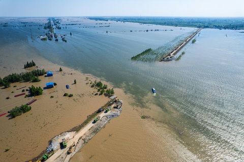 Đê hồ Động Đình vỡ lớn, ông Tập phải chỉ đạo dù đang công du- Ảnh 1. Ảnh chụp bằng máy bay không người lái vào ngày 6-7 cho thấy lực lượng cứu hộ tại vị trí con đê bị vỡ ở hồ Động Đình tại tỉnh Hồ Nam - Ảnh: TÂN HOA XÃ