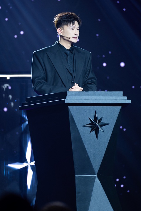 Dược sĩ Tiến thay mặt ban tổ chức công bố những hoạt động của cuộc thi Miss Universe Vietnam 2024 hứa hẹn mang đến những trải nghiệm mới lạ với sự tham gia của Dược sĩ Tiến trong vai trò nhà sản xuất.