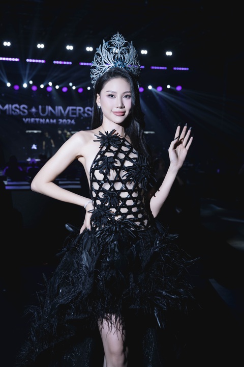 Top 3 Miss Universe Vietnam 2023 đọ sắc sau một năm đăng quang- Ảnh 1. Miss Universe Vietnam 2023 Bùi Quỳnh Hoa khoe lưng trần và đường cong qua bộ váy cổ yếm chất liệu mỏng manh để lộ nội y. Chi tiết tua rua khiến xiêm y thêm gợi cảm.