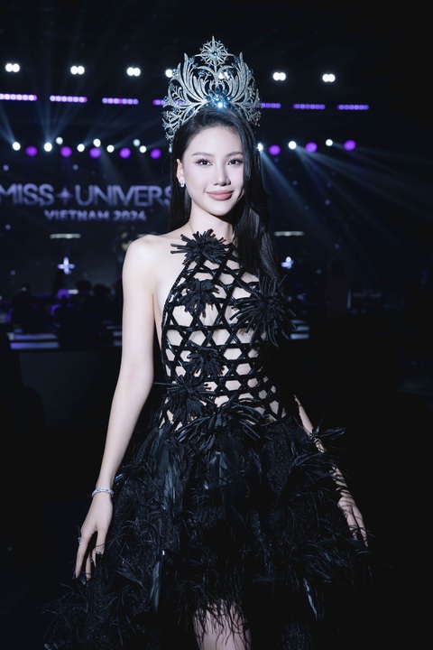 Người đẹp phát hành series Hoa yêu thương, gồm 10 tập phát trên YouTube, cùng các khách mời vào bếp nấu ăn cho những người hoàn cảnh khó khăn. Người đẹp phát hành series Hoa yêu thương, gồm 10 tập phát trên YouTube, cùng các khách mời vào bếp nấu ăn cho những người hoàn cảnh khó khăn.