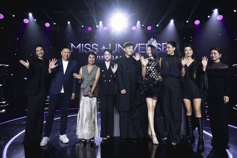 Dược sĩ Tiến lý giải ý nghĩa chiếc vương miện 'giá rẻ' của Miss Universe Vietnam 2024- Ảnh 4. Dược sĩ Tiến và các thành viên ban tổ chức tại họp báo