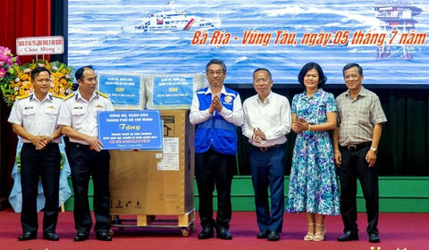 Ông Nguyễn Phước Lộc (thứ tư từ phải sang) - phó bí thư Thành ủy, chủ tịch Ủy ban MTTQ Việt Nam TP.HCM - cùng các nhà hảo tâm, cán bộ, chiến sĩ nhà giàn DK1- Ảnh: Đ.H. Ông Nguyễn Phước Lộc (thứ tư từ phải sang) - phó bí thư Thành ủy, chủ tịch Ủy ban MTTQ Việt Nam TP.HCM - cùng các nhà hảo tâm, cán bộ, chiến sĩ nhà giàn DK1- Ảnh: Đ.H.