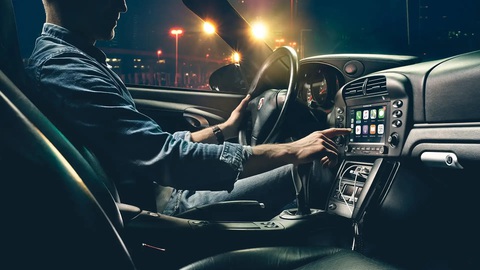 Từ CD đến CarPlay: Nhìn lại cuộc cách mạng thay đổi hệ thống giải trí ô tô- Ảnh 3. Làm người dùng xao nhãng vì màn hình cảm ứng là một trong những
