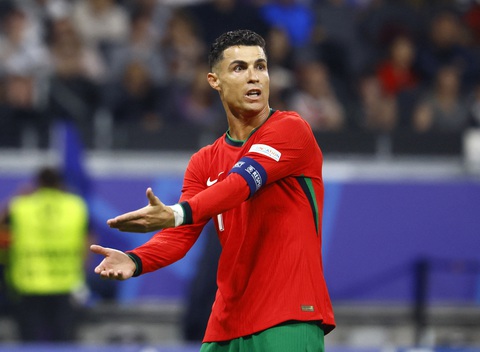 Ronaldo bị chỉ trích vì để tuyển Pháp sút luân lưu trước- Ảnh 1. Ronaldo nhận nhiều chỉ trích từ người hâm mộ vì nhường cho tuyển Pháp đá luân lưu trước - Ảnh: REUTERS