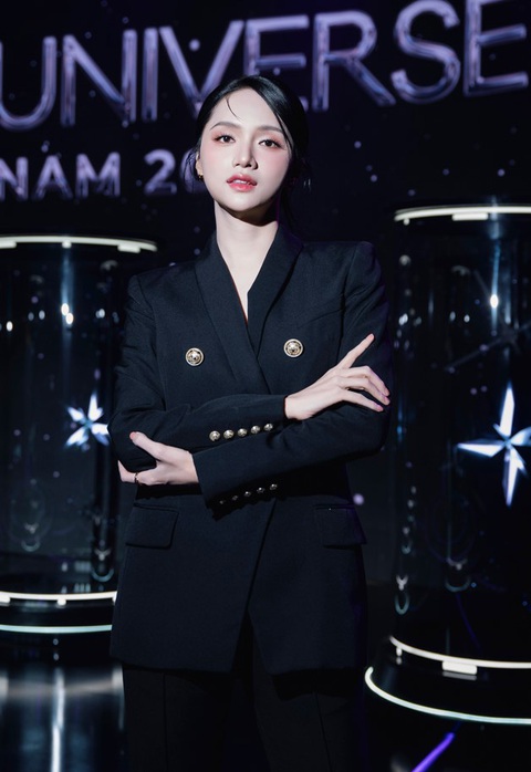 Top 3 Miss Universe Vietnam 2023 đọ sắc sau một năm đăng quang- Ảnh 7. Hương Giang mặc suit đen phong cách menswears.