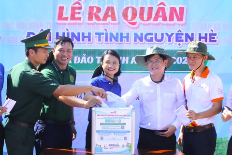 Đại diện các đơn vị tham gia quyên góp cho chương trình “Tàu cấp cứu đường thủy cho Cần Giờ” tại xã đảo Thạnh An vào sáng 6-7 - Ảnh: TIẾN QUỐC Đại diện các đơn vị tham gia quyên góp cho chương trình “Tàu cấp cứu đường thủy cho Cần Giờ” tại xã đảo Thạnh An vào sáng 6-7 - Ảnh: TIẾN QUỐC