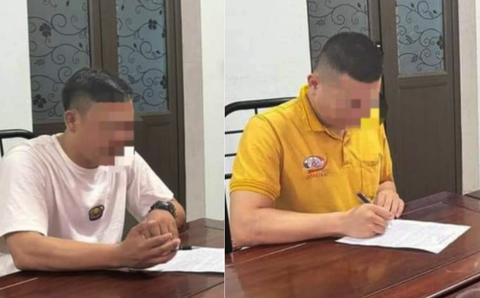 Tạm giữ hai tài xế xe buýt rượt đuổi nhau trên quốc lộ 1- Ảnh 1. Hai tài xế viết lời khai khi làm việc với cơ quan chức năng - Ảnh: Công an cung cấp