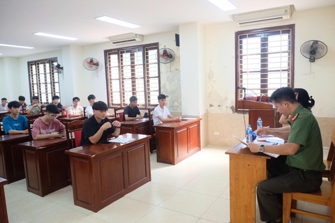 Gần 18.000 thí sinh đua tài cho hơn 2.100 suất vào các trường công an- Ảnh 7. Năm nay, Học viện An ninh nhân dân có gần 2.500 thí sinh dự thi. Học viện tổ chức thành 6 điểm thi (bao gồm 4 điểm thi tại học viện, 1 điểm thi tại THPT Lê Quý Đôn và 1 điểm thi tại Trường đại học An ninh nhân dân dành cho thí sinh khu vực phía Nam) - Ảnh: NGUYÊN BẢO