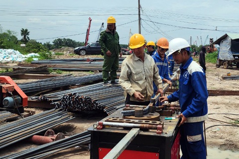 Cao tốc Biên Hòa - Vũng Tàu và vành đai 3 TP.HCM qua Đồng Nai: Lại chờ vì thiếu vật liệu- Ảnh 1. Công nhân thi công ở dự án thành phần 2 cao tốc Biên Hòa - Vũng Tàu - Ảnh: H.M.