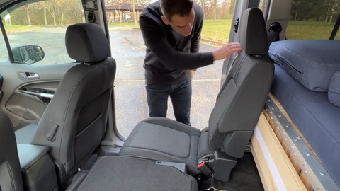 Ford Transit biến hóa thành nhà di động: Tiện nghi đầy đủ đến bất ngờ- Ảnh 3. Hàng ghế thứ 2 được giữ lại nhưng ẩn giấu một
