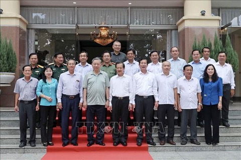 Chủ tịch nước Tô Lâm và các lãnh đạo tỉnh An Giang ngày 6-7-2024 - Ảnh: TTXVN Chủ tịch nước Tô Lâm và các lãnh đạo tỉnh An Giang - Ảnh: TTXVN