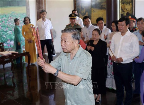 Chủ tịch nước Tô Lâm và đoàn công tác đã đến dâng hương tại Đền thờ Bác Hồ ở xã Long Đức, thành phố Trà Vinh, tỉnh Trà Vinh ngày 6-7-2024 - Ảnh: TTXVN Chủ tịch nước Tô Lâm và đoàn công tác đã đến dâng hương tại Đền thờ Bác Hồ ở xã Long Đức, thành phố Trà Vinh, tỉnh Trà Vinh - Ảnh: TTXVN