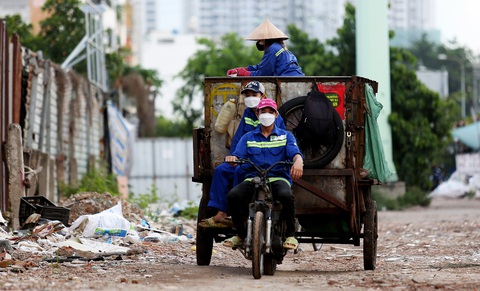 TP.HCM sẽ siết xe rác thô sơ, xe kéo thùng rác chạy trên đường phố. Nhiều người thu gom cho biết việc này sẽ gây khó cho việc lấy rác ở hẻm nhỏ xe lớn không vào được - Ảnh: PHƯƠNG QUYÊN TP.HCM sẽ siết xe rác thô sơ, xe kéo thùng rác chạy trên đường phố. Nhiều người thu gom cho biết việc này sẽ gây khó cho việc lấy rác ở hẻm nhỏ xe lớn không vào được - Ảnh: PHƯƠNG QUYÊN