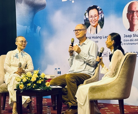 J. Krishnamurti: Bạn là thế giới và thế giới là bạn- Ảnh 1. Dịch giả Từ Hóa Hoàng Lan (trái) và ông Jaap Sluijter, giám đốc điều hành quỹ Krishnamurti tại Hoa Kỳ, chia sẻ với độc giả tại sự kiện - Ảnh: HỒ LAM