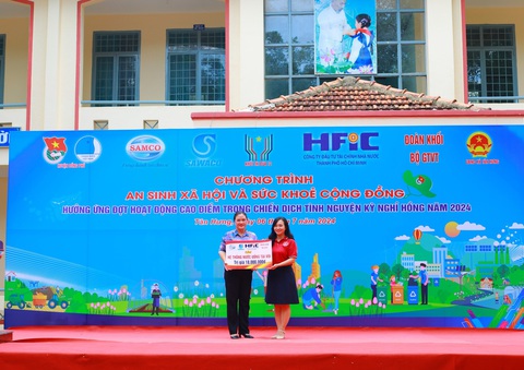 Chung tay an sinh, nâng cao sức khỏe cộng đồng- Ảnh 1. Trao tặng 2 trụ nước uống tại vòi tại Trường phổ thông Dân tộc nội trú huyện Đồng Phú