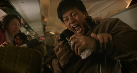 Ha Jung Woo tái xuất trong siêu phẩm 'Vây hãm trên không'- Ảnh 3. Ha Jung Woo tái xuất trong siêu phẩm 'Vây hãm trên không'- Ảnh 3.