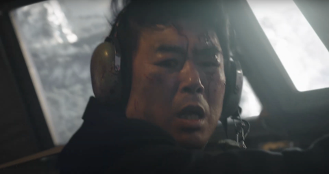 Ha Jung Woo tái xuất trong siêu phẩm 'Vây hãm trên không'- Ảnh 10. Cơ trưởng kỳ cựu Gyu Sik được thể hiện bởi Sung Dong Il.