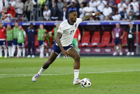 Tiền đạo tuyển Anh Ivan Toney nhìn chằm chằm thủ môn Yann Sommer khi đá luân lưu - Ảnh: REUTERS