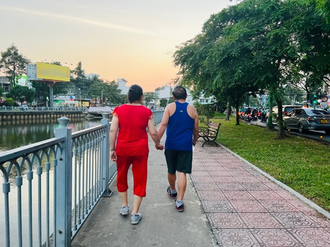 Khi cụ ông, cụ bà U80 lướt mạng đều đều- Ảnh 3. Người cao tuổi nên dành thời gian vận động cơ thể nhẹ nhàng lưu thông máu huyết - Ảnh: YẾN TRINH