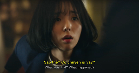 Ha Jung Woo tái xuất trong siêu phẩm 'Vây hãm trên không'- Ảnh 12. Chae Soo Bin hóa thân thành tiếp viên hàng không Ok Soon.