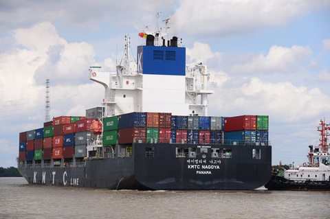 Doanh nghiệp nước ngoài tăng mua vỏ container Việt Nam- Ảnh 2. Khan hiếm container rỗng cộng với giá cước vận chuyển tăng cao liên tục khiến nhiều doanh nghiệp xuất khẩu của Việt Nam đang gặp khó khăn - Ảnh: QUANG ĐỊNH