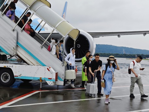 Hãng bay đua mở đường bay Việt - Trung, giá vé cạnh tranh- Ảnh 2. Nhiều du khách Việt sang Trung Quốc du lịch. Trong ảnh: máy bay đáp ở sân bay Quảng Châu - Ảnh: CÔNG TRUNG