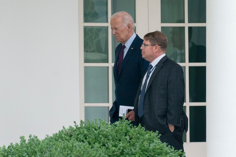 Tổng thống Mỹ Joe Biden nói chuyện cùng bác sĩ Kevin O'Connor tại Nhà Trắng - Ảnh: AFP Tổng thống Mỹ Joe Biden nói chuyện cùng bác sĩ Kevin O'Connor tại Nhà Trắng - Ảnh: AFP