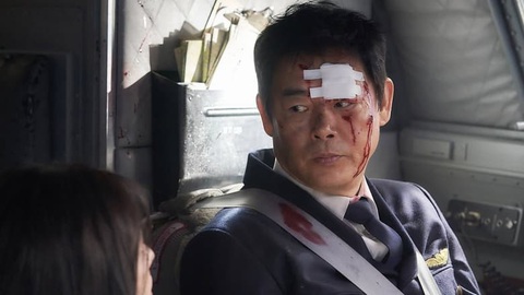 Ha Jung Woo tái xuất trong siêu phẩm 'Vây hãm trên không'- Ảnh 11. Ha Jung Woo tái xuất trong siêu phẩm 'Vây hãm trên không'- Ảnh 11.