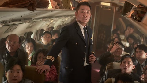 Ha Jung Woo tái xuất trong siêu phẩm 'Vây hãm trên không'- Ảnh 7. Ha Jung Woo vào vai cơ phó Tae In
