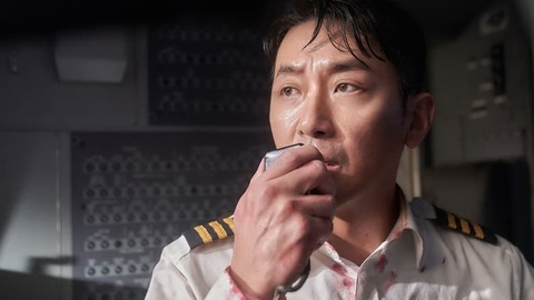 Ha Jung Woo tái xuất trong siêu phẩm 'Vây hãm trên không'- Ảnh 8. Ha Jung Woo tái xuất trong siêu phẩm 'Vây hãm trên không'- Ảnh 8.