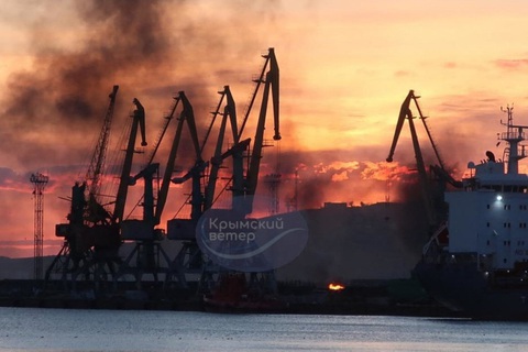 Tàu chiến bốc cháy ở bán đảo Crimea sau cuộc tấn công của Ukraine hồi cuối năm ngoái - Ảnh: AFP Tàu chiến Nga hư hại ở bán đảo Crimea sau cuộc tấn công của Ukraine hồi cuối năm ngoái - Ảnh: AFP