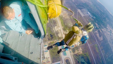 Khoảnh khắc nhảy ra khỏi máy bay là trải nghiệm đặc biệt nhất với người nhảy dù Khoảnh khắc nhảy ra khỏi máy bay là trải nghiệm đặc biệt nhất với người nhảy dù