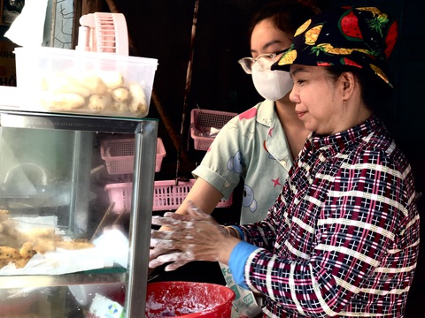 Cô Thảo cùng con gái bán chuối chiên ở chợ Ga. Trong cái nắng oi bức của thành phố, các cô, chú trong chợ Ga vẫn buôn bán trang trải cho cuộc sống (ảnh chụp chiều 5-7) - Ảnh: TRƯƠNG HUỲNH ANH THƯ Cô Thảo cùng con gái bán chuối chiên ở chợ Ga. Trong cái nắng oi bức của thành phố, các cô, chú trong chợ Ga vẫn buôn bán trang trải cho cuộc sống - Ảnh: TRƯƠNG HUỲNH ANH THƯ