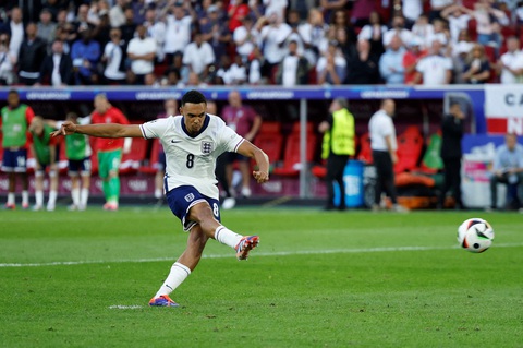 Wimbledon bị gián đoạn vì cổ động viên ăn mừng chiến thắng của tuyển Anh- Ảnh 1. Trent Alexander-Arnold làm nức lòng người hâm mộ với cú sút phạt đền quyết định đưa Anh vào bán kết Euro 2024 - Ảnh: REUTERS