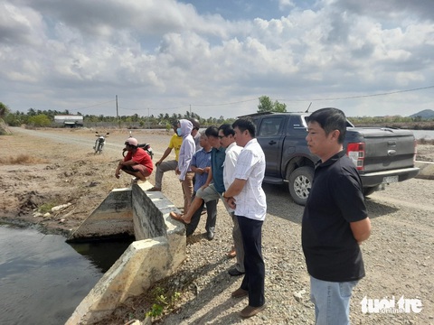Xả nước thải ô nhiễm vượt chuẩn 3-5 lần, phạt tiền là xong chuyện?- Ảnh 2. Đoàn kiểm tra Sở Nông nghiệp và Phát triển nông thôn tỉnh phối hợp với TP Hà Tiên đến hiện trường vụ tôm cua chết nghi ô nhiễm môi trường - Ảnh: MINH KHANG