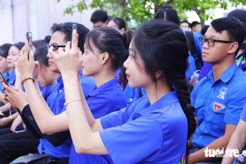 Phó bí thư Thành Đoàn TP.HCM: Hy vọng xã đảo Thạnh An sẽ sớm có tàu cấp cứu hiện đại- Ảnh 3. Chiến sĩ tình nguyện cùng nhau đưa cao điện thoại quét mã QR trên nền tảng thiện nguyện trực tuyến Heo Đất MoMo ủng hộ chương trình