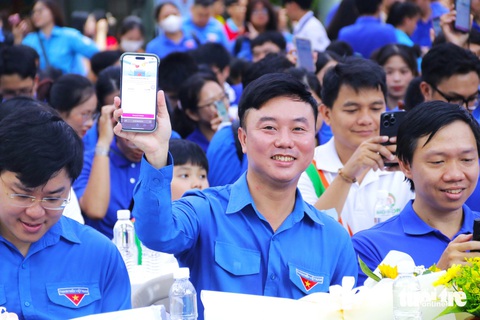 Phó bí thư Thành Đoàn TP.HCM: Hy vọng xã đảo Thạnh An sẽ sớm có tàu cấp cứu hiện đại- Ảnh 6. Đại diện các đơn vị tham gia quyên góp tại buổi lễ do Thành Đoàn TP.HCM và báo Tuổi Trẻ phát động - Ảnh: TIẾN QUỐC