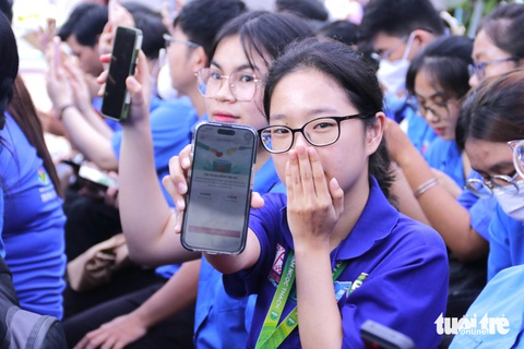 Phó bí thư Thành Đoàn TP.HCM: Hy vọng xã đảo Thạnh An sẽ sớm có tàu cấp cứu hiện đại- Ảnh 7. Vừa quyên góp qua quỹ Heo Đất MoMo xong, chiến sĩ tình nguyện bộc bạch bản thân mình và toàn thể mọi người rất mong muốn tàu cấp cứu đường thủy cho Cần Giờ sẽ thực hiện thành công và sớm được đưa vào hoạt động - Ảnh: TIẾN QUỐC