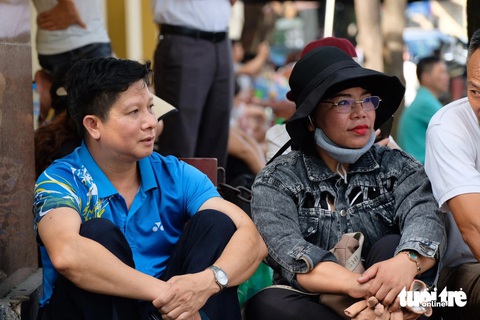 Thi đánh giá vào các trường công an: 'Đề thi văn khá lạ'- Ảnh 2. Ông Trần Ngọc Thịnh và bà Lê Thị Huệ (trú huyện A Lưới, tỉnh Thừa Thiên Huế) cho biết từ ngày 5-7, hai gia đình đã rủ nhau vượt hơn 600km bằng xe khách giường nằm đi từ huyện A Lưới, tỉnh Thừa Thiên Huế ra Hà Nội để con dự thi - Ảnh: NGUYÊN BẢO